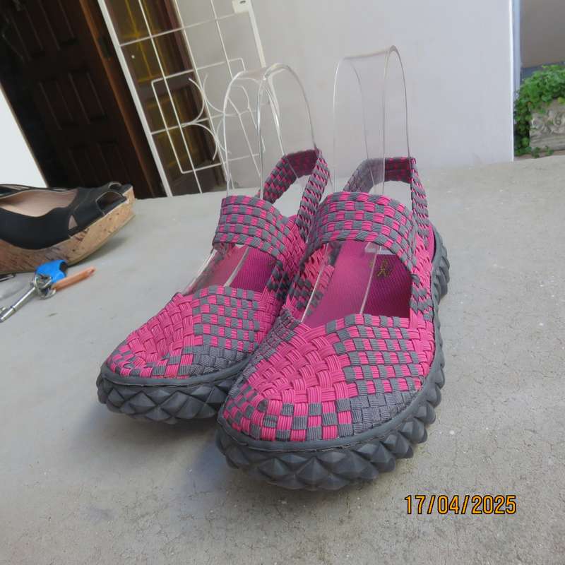 Grey and pink woven stretch non slip sandals size 5. Sling back. As new
