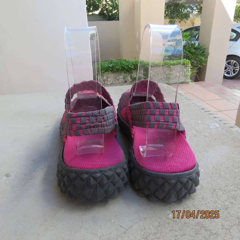 Grey and pink woven stretch non slip sandals size 5. Sling back. As new