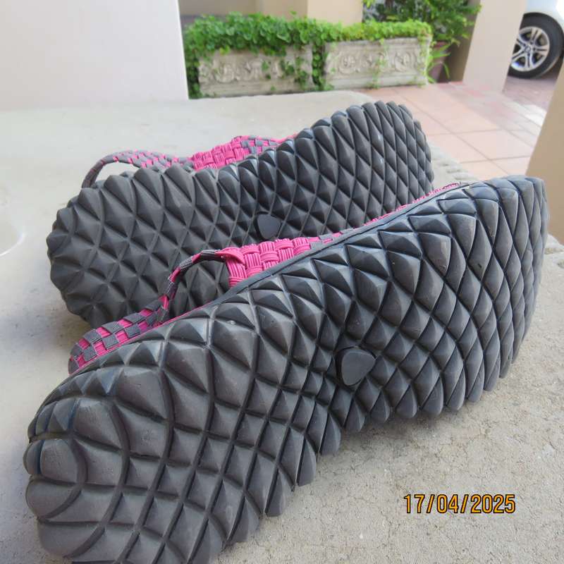 Grey and pink woven stretch non slip sandals size 5. Sling back. As new