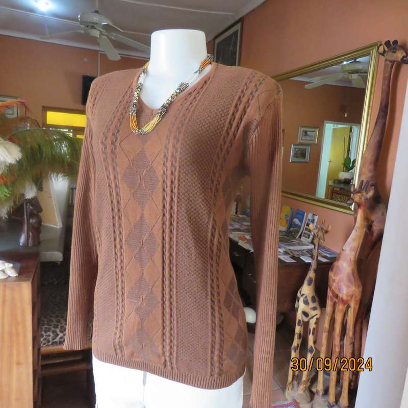 Fabulous long sleeve pullover in golden browns. Knitted in stretch polyester yarn.Size 36 to 38.