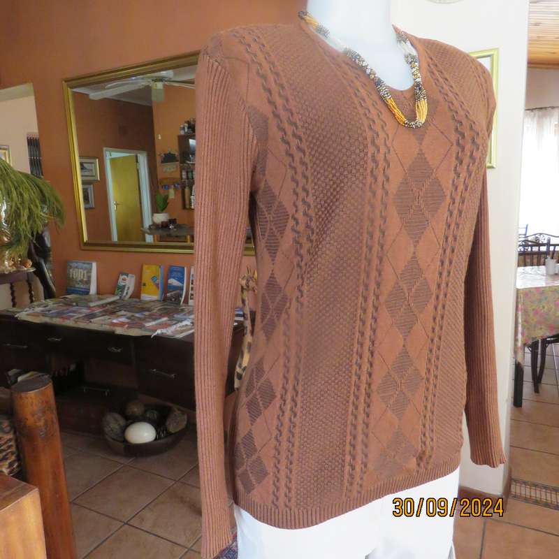 Fabulous long sleeve pullover in golden browns. Knitted in stretch polyester yarn.Size 36 to 38.