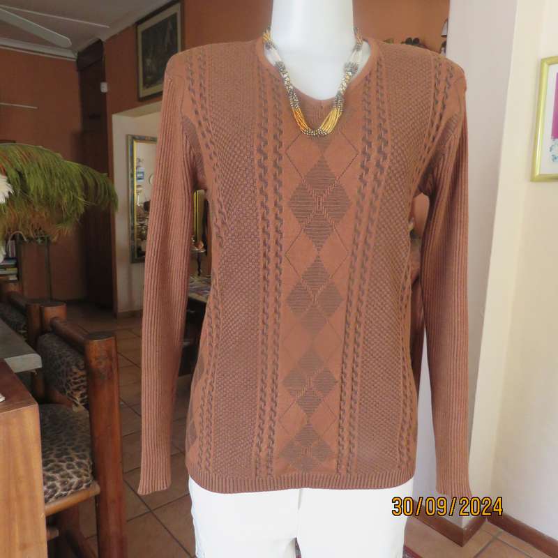 Fabulous long sleeve pullover in golden browns. Knitted in stretch polyester yarn.Size 36 to 38.
