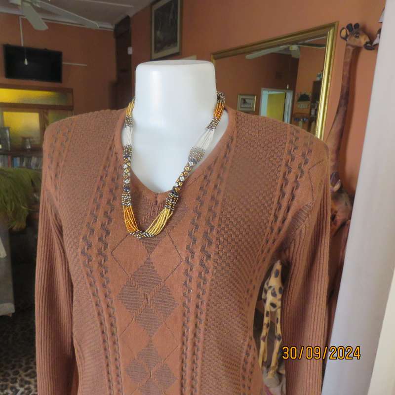 Fabulous long sleeve pullover in golden browns. Knitted in stretch polyester yarn.Size 36 to 38.