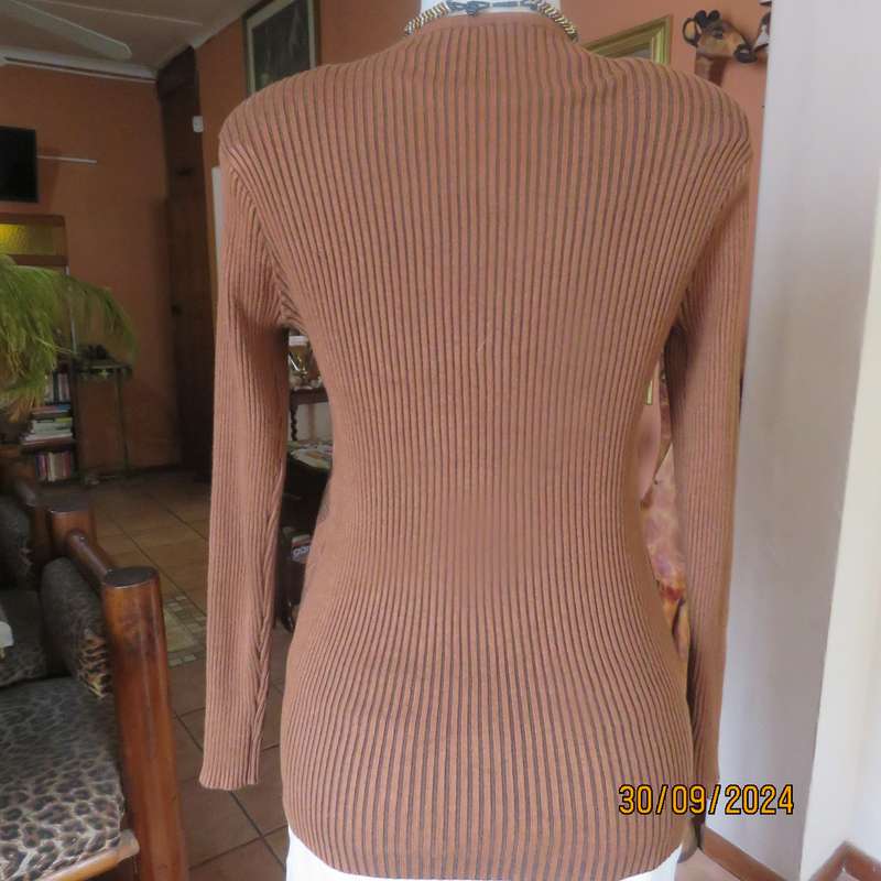 Fabulous long sleeve pullover in golden browns. Knitted in stretch polyester yarn.Size 36 to 38.