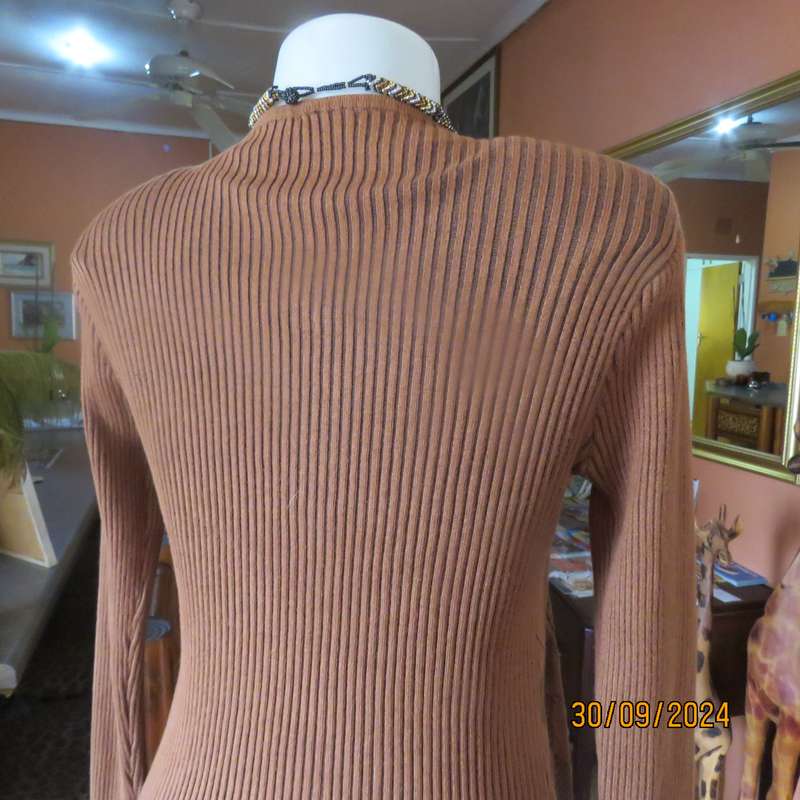Fabulous long sleeve pullover in golden browns. Knitted in stretch polyester yarn.Size 36 to 38.