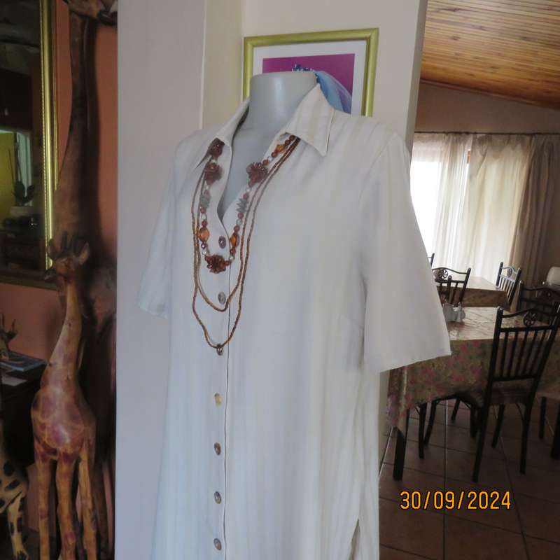DONNA-CLAIRE high quality extra long short sleeve jacket.In natural colours.Size 42.Embossed stripes