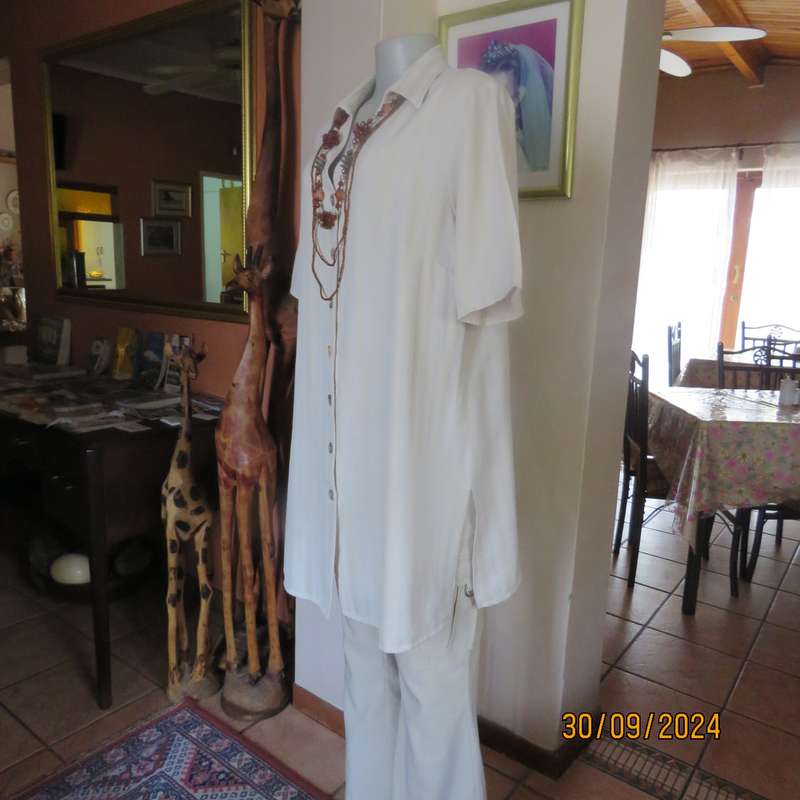 DONNA-CLAIRE high quality extra long short sleeve jacket.In natural colours.Size 42.Embossed stripes
