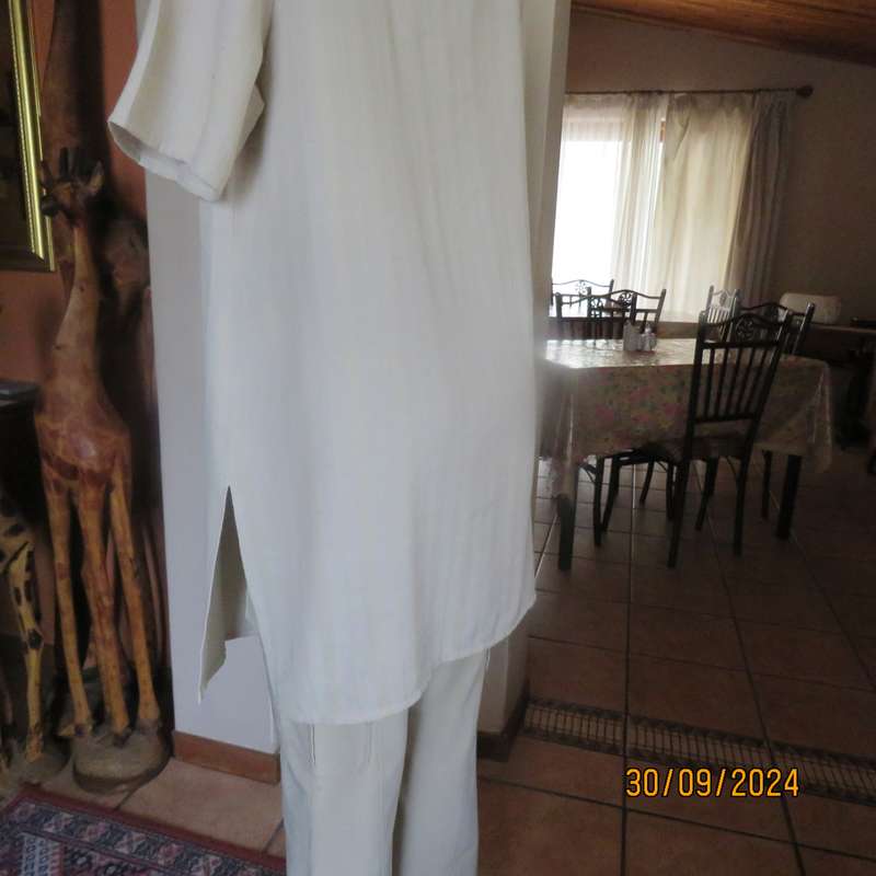 DONNA-CLAIRE high quality extra long short sleeve jacket.In natural colours.Size 42.Embossed stripes
