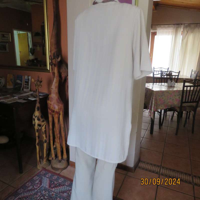 DONNA-CLAIRE high quality extra long short sleeve jacket.In natural colours.Size 42.Embossed stripes