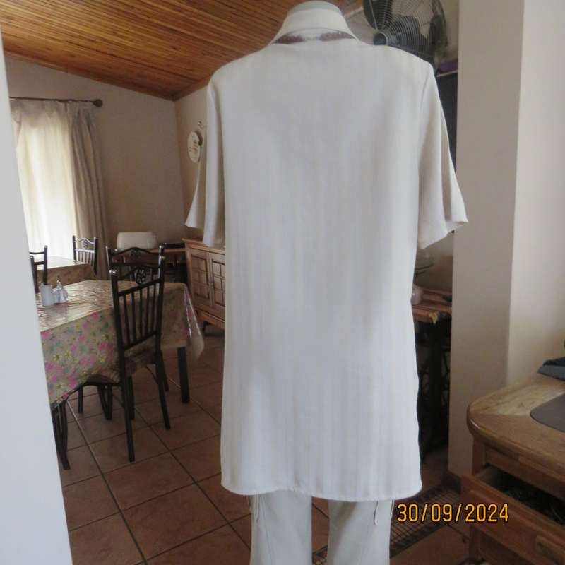 DONNA-CLAIRE high quality extra long short sleeve jacket.In natural colours.Size 42.Embossed stripes