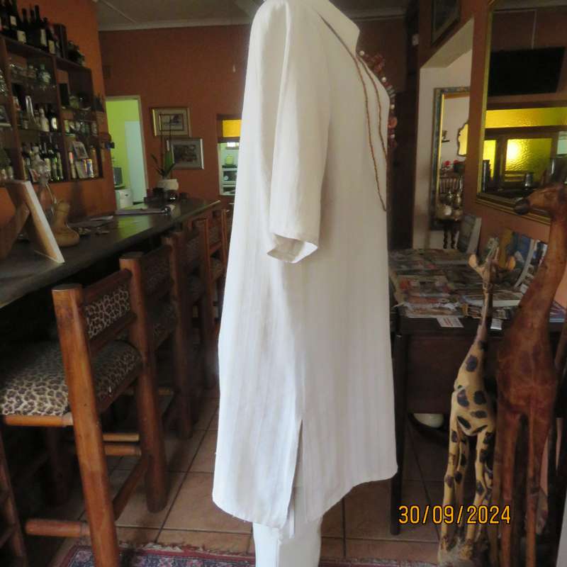DONNA-CLAIRE high quality extra long short sleeve jacket.In natural colours.Size 42.Embossed stripes