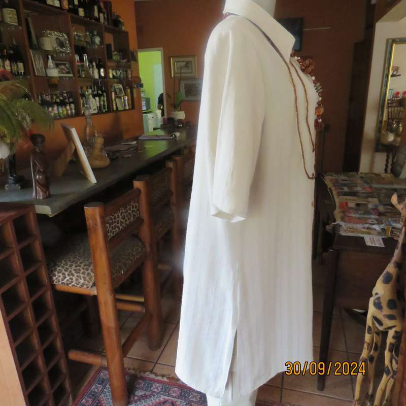 DONNA-CLAIRE high quality extra long short sleeve jacket.In natural colours.Size 42.Embossed stripes