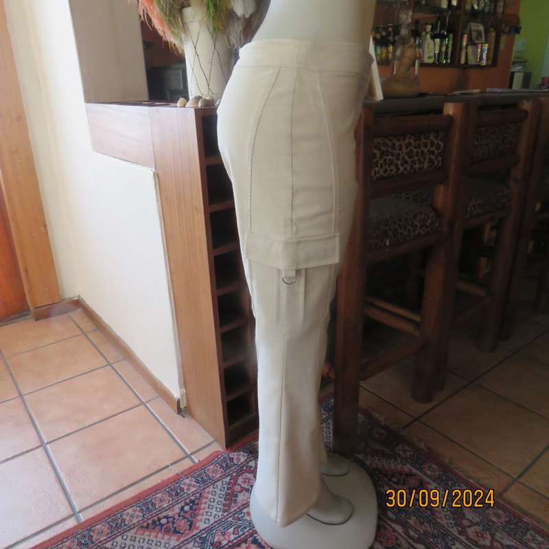 STATURE cream stretch polyester well cut bootlegged pants size 36. Side leg pockets. As new cond.