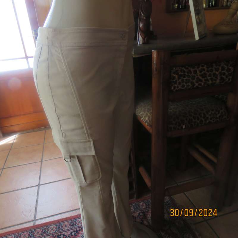 STATURE cream stretch polyester well cut bootlegged pants size 36. Side leg pockets. As new cond.