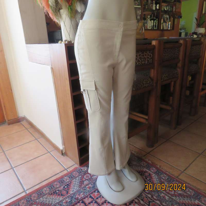 STATURE cream stretch polyester well cut bootlegged pants size 36. Side leg pockets. As new cond.