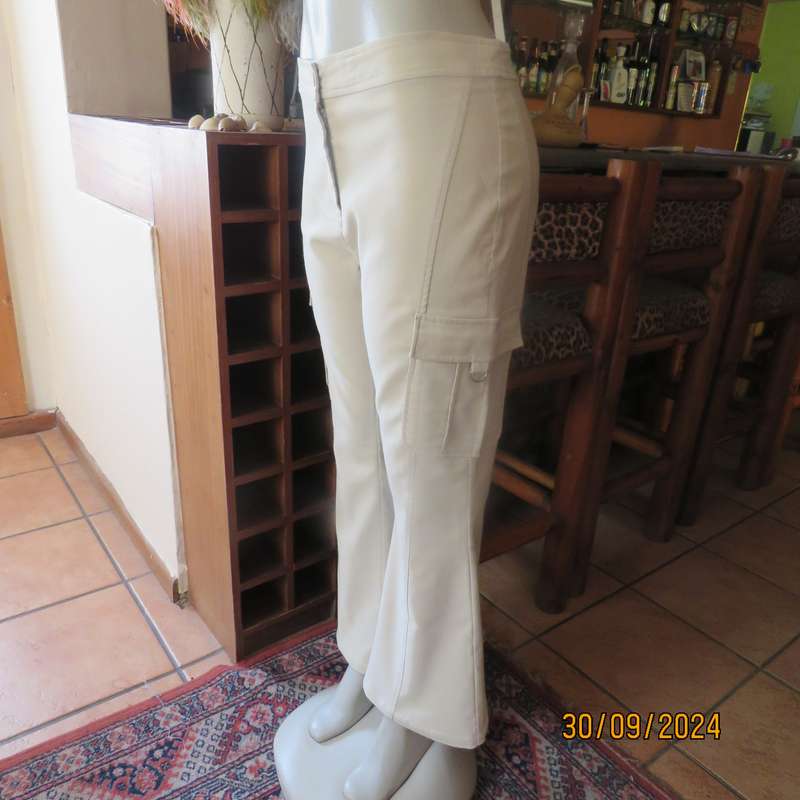 STATURE cream stretch polyester well cut bootlegged pants size 36. Side leg pockets. As new cond.