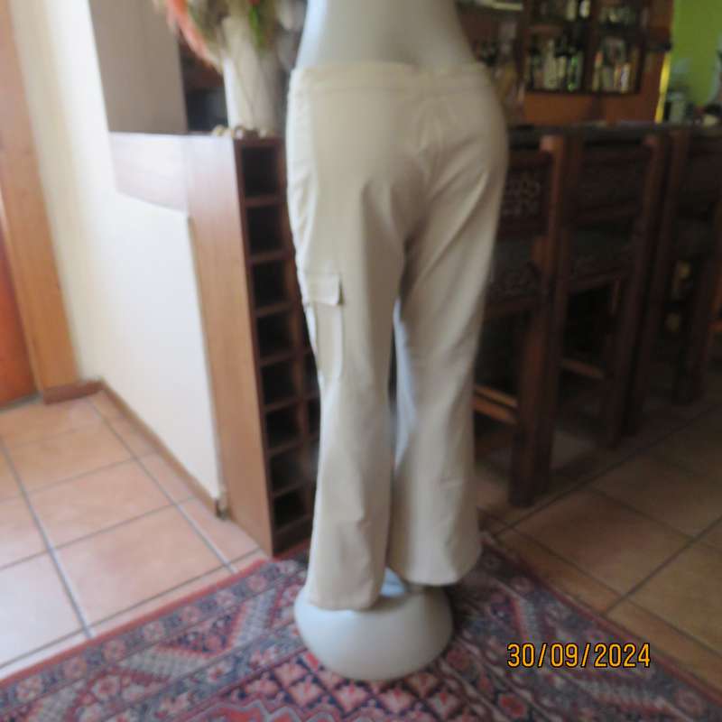 STATURE cream stretch polyester well cut bootlegged pants size 36. Side leg pockets. As new cond.