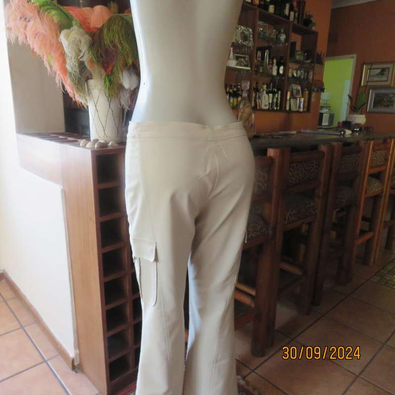 STATURE cream stretch polyester well cut bootlegged pants size 36. Side leg pockets. As new cond.