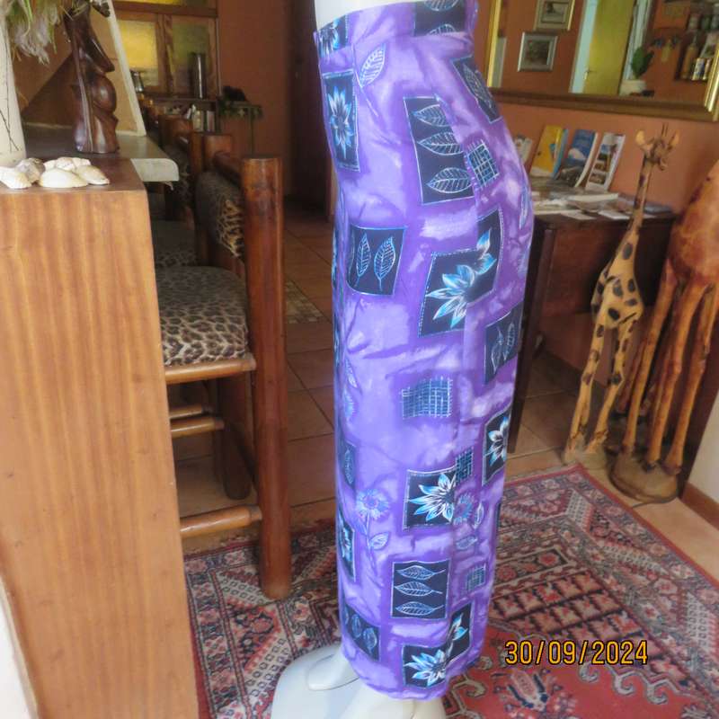 Sleek viscose ankle length viscose skirt in eyecatching purple black and blue pattern.Size 32.As new