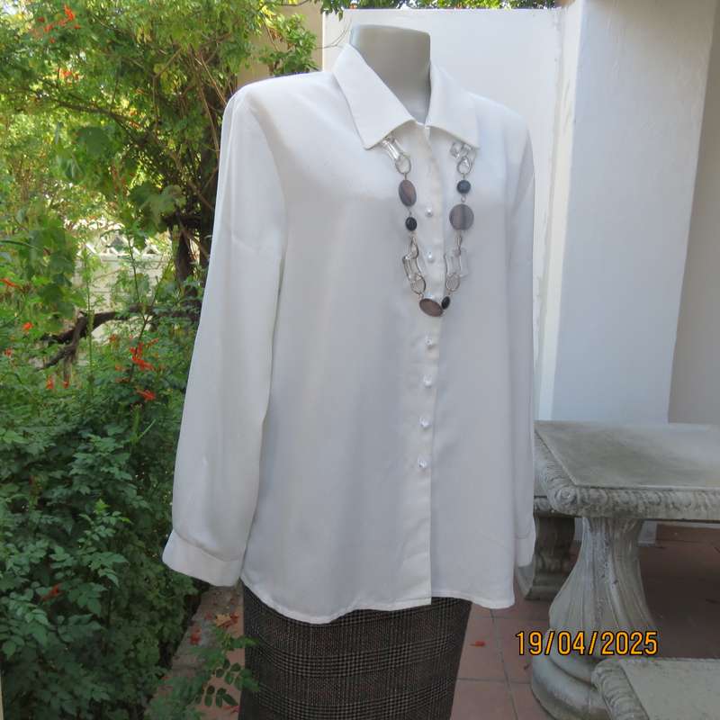 MERIEN HALL light cream patterned polyester long sleeve top. Size 3/8.