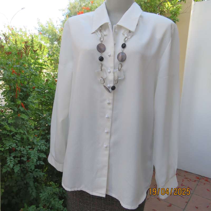 MERIEN HALL light cream patterned polyester long sleeve top. Size 3/8.
