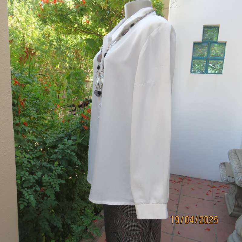 MERIEN HALL light cream patterned polyester long sleeve top. Size 3/8.