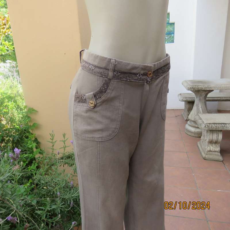 DDET KKAL ecru straight leg pants from Korea. Linen-cotton-rayon blend. Lace edgings.Size 36.