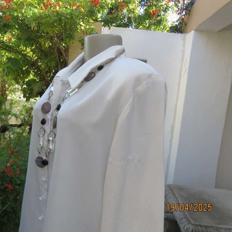 MERIEN HALL light cream patterned polyester long sleeve top. Size 3/8.