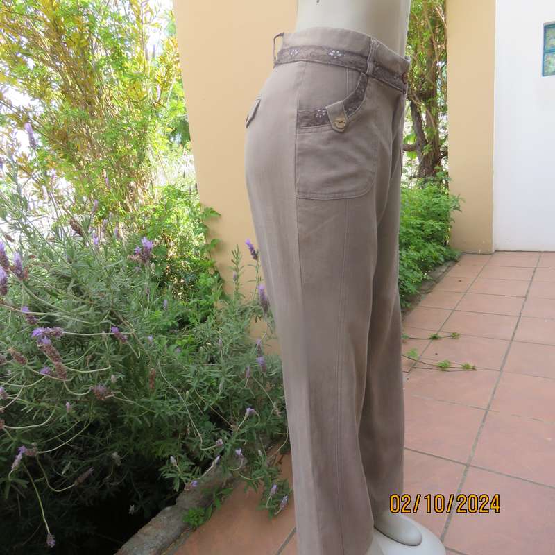 DDET KKAL ecru straight leg pants from Korea. Linen-cotton-rayon blend. Lace edgings.Size 36.