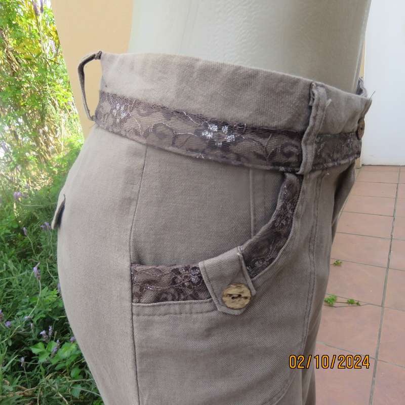 DDET KKAL ecru straight leg pants from Korea. Linen-cotton-rayon blend. Lace edgings.Size 36.