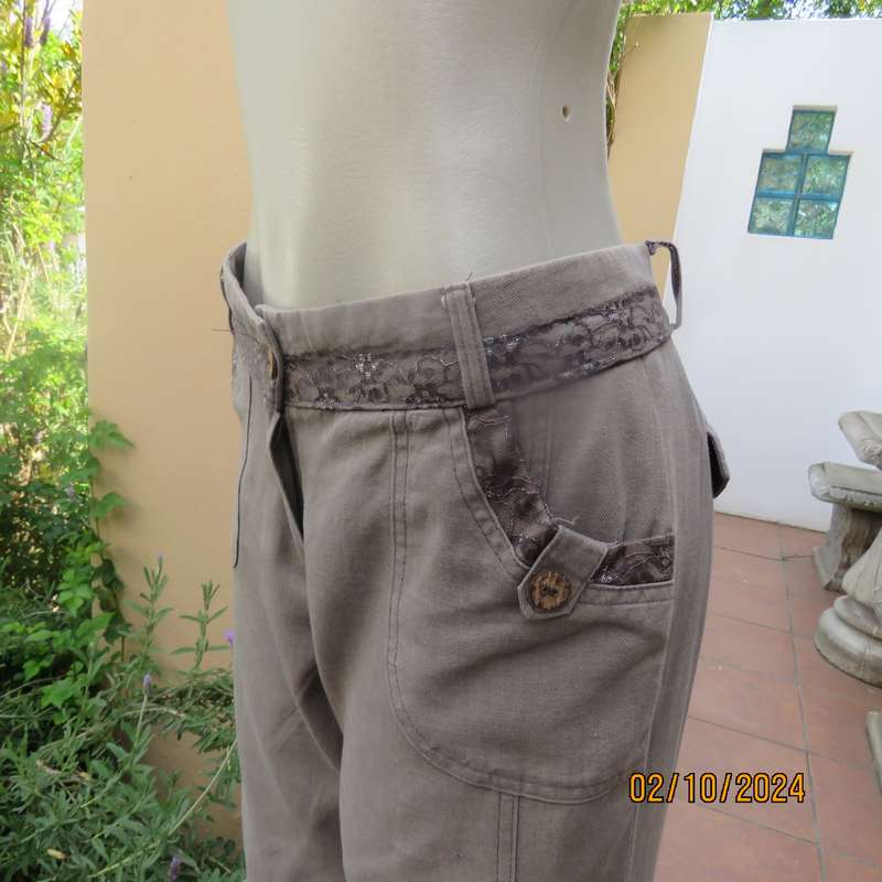 DDET KKAL ecru straight leg pants from Korea. Linen-cotton-rayon blend. Lace edgings.Size 36.