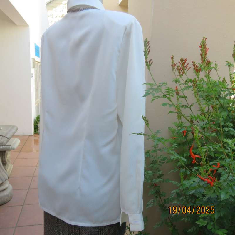 MERIEN HALL light cream patterned polyester long sleeve top. Size 3/8.