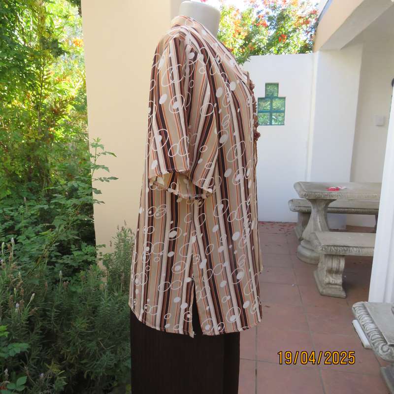 Classic short sleeve polyester vertical striped top in cream-brown-orange. Size 42