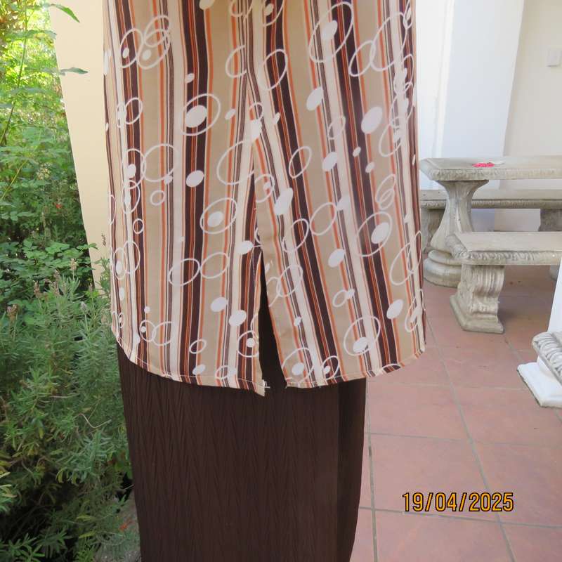 Classic short sleeve polyester vertical striped top in cream-brown-orange. Size 42