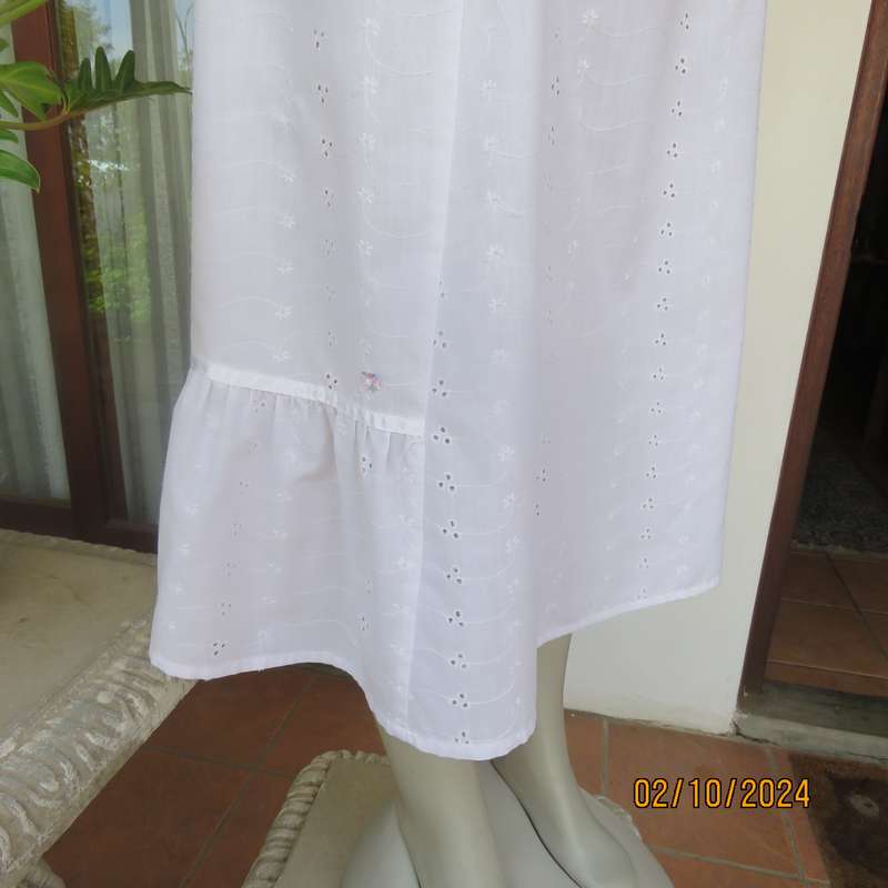 Boutique made white broderie anglaise cotton skirt. Elasticated waist.Size 44. Partly frilled hem.