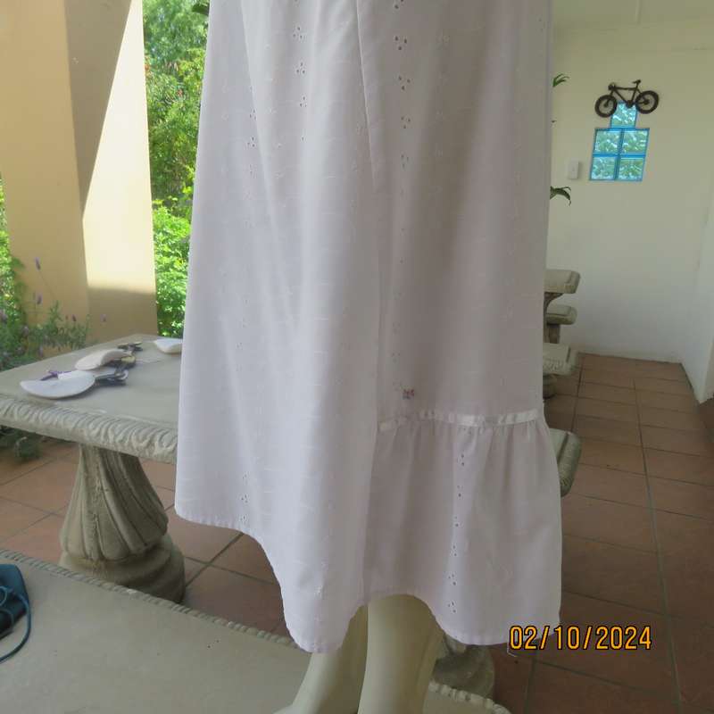 Boutique made white broderie anglaise cotton skirt. Elasticated waist.Size 44. Partly frilled hem.