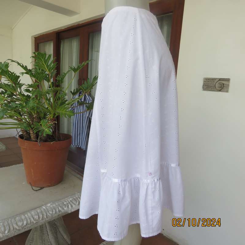 Boutique made white broderie anglaise cotton skirt. Elasticated waist.Size 44. Partly frilled hem.