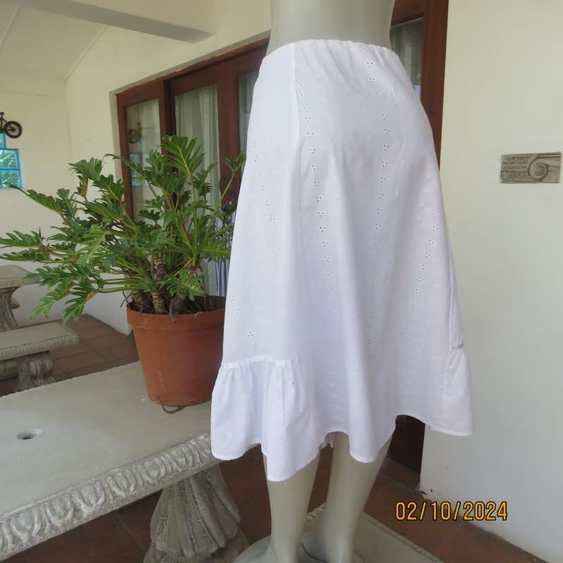Boutique made white broderie anglaise cotton skirt. Elasticated waist.Size 44. Partly frilled hem.