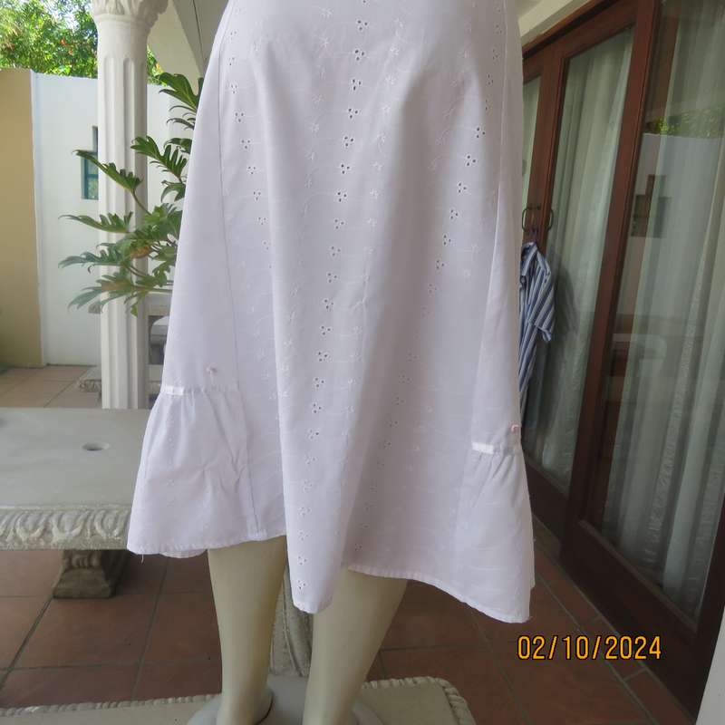 Boutique made white broderie anglaise cotton skirt. Elasticated waist.Size 44. Partly frilled hem.