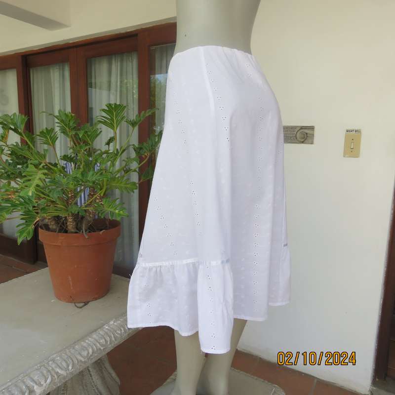 Boutique made white broderie anglaise cotton skirt. Elasticated waist.Size 44. Partly frilled hem.