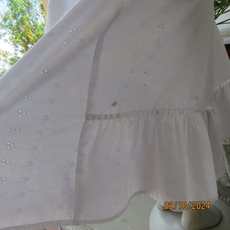 Boutique made white broderie anglaise cotton skirt. Elasticated waist.Size 44. Partly frilled hem.