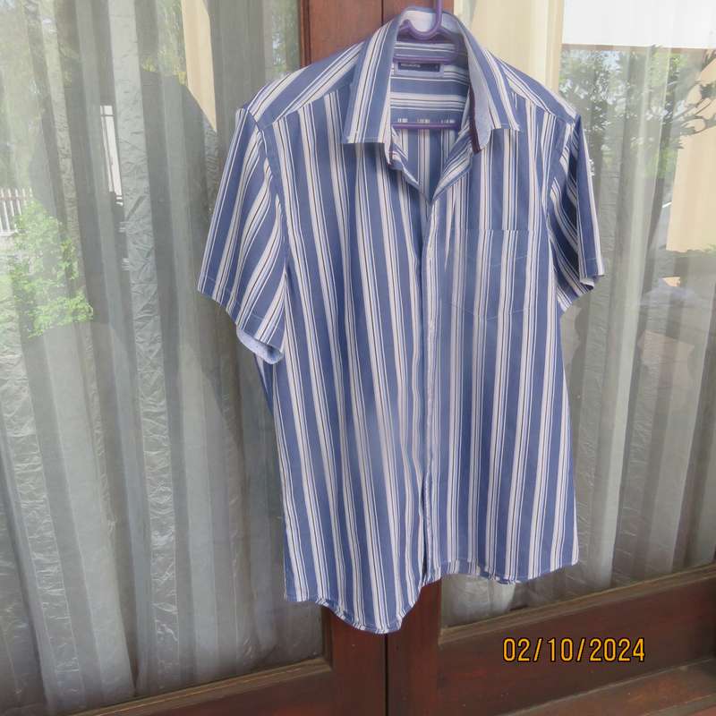 Men's WOOLWORTHS short sleeve casual shirt in blue-white vertical stripes. Size Large. Very good con