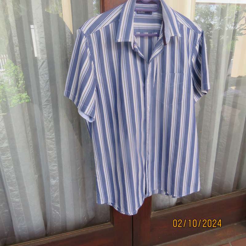 Men's WOOLWORTHS short sleeve casual shirt in blue-white vertical stripes. Size Large. Very good con
