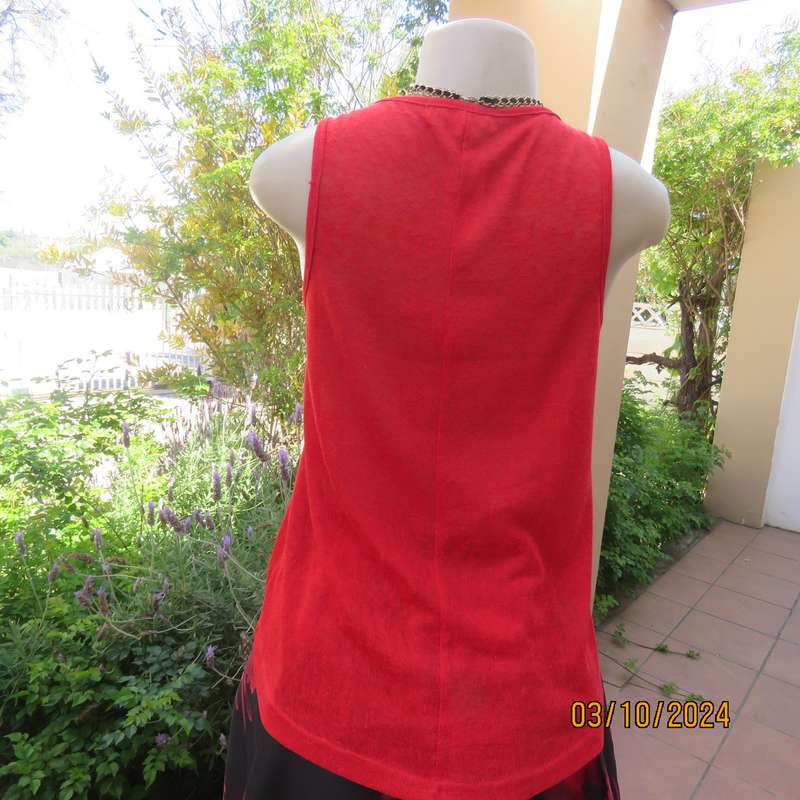 Chic bright red sleeveless top by LEGIT. Size 32. In textured stretch polyester. Longer at back.