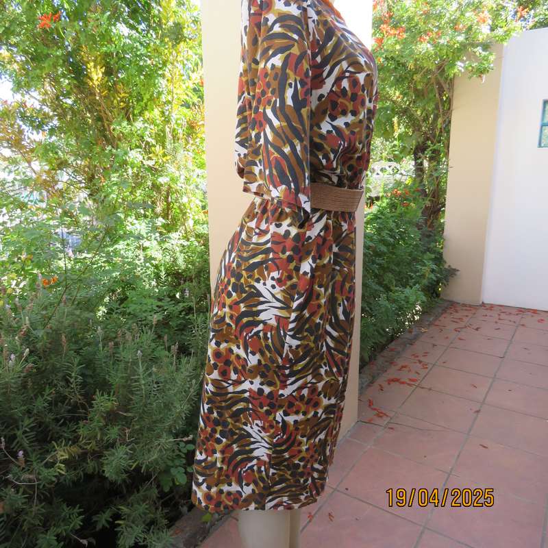 Vintage autumn colour cotton short sleeve dress with elasticated waist. Size 42.