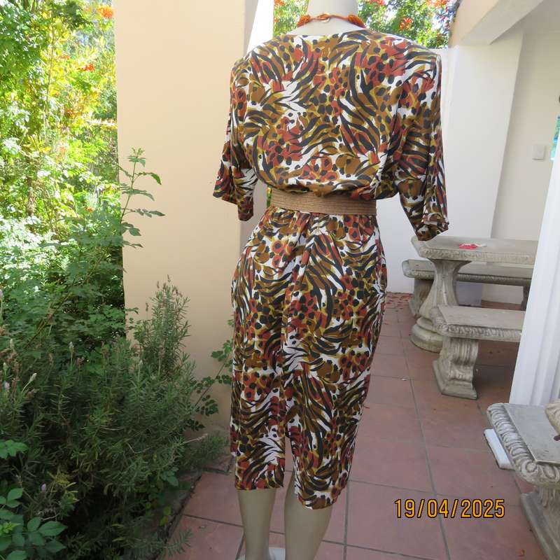 Vintage autumn colour cotton short sleeve dress with elasticated waist. Size 42.