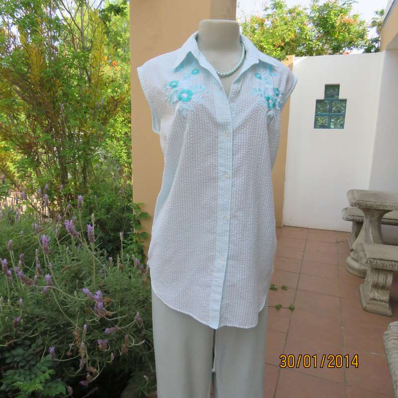 Cool bubble cotton button down luxury embroidered top in white-aqua stripes.Size 40. As new cond.