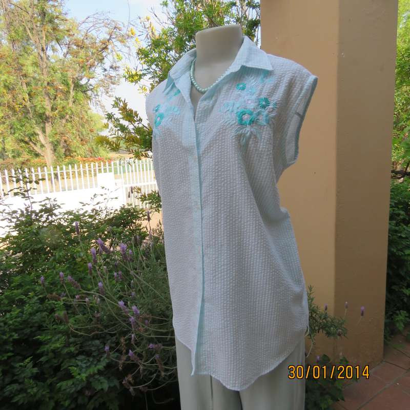 Cool bubble cotton button down luxury embroidered top in white-aqua stripes.Size 40. As new cond.