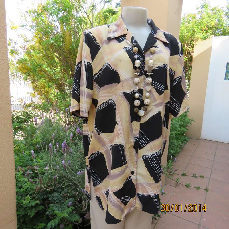 KIKI designer geometric printed black-cream button down top. Hint of peach. As new.