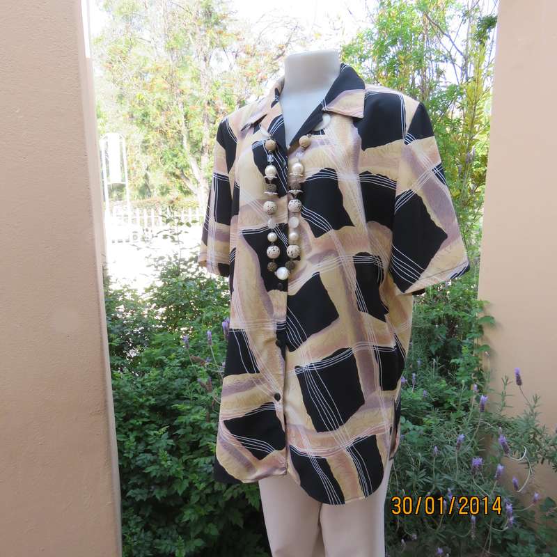 KIKI designer geometric printed black-cream button down top. Hint of peach. As new.